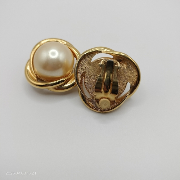 Richelieu faux pearls Gold Tone Swirl Clip On earrings Classic Luxury Business - Picture 4 of 10